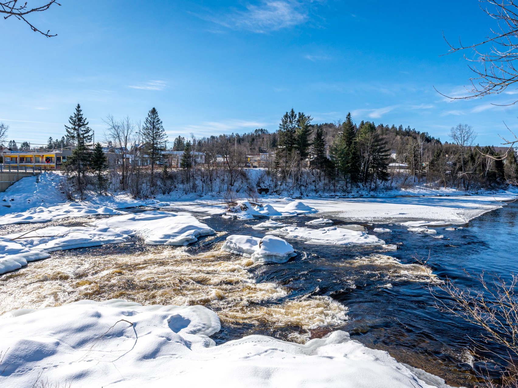 À 2 km Des chutes de la rivière Rouge