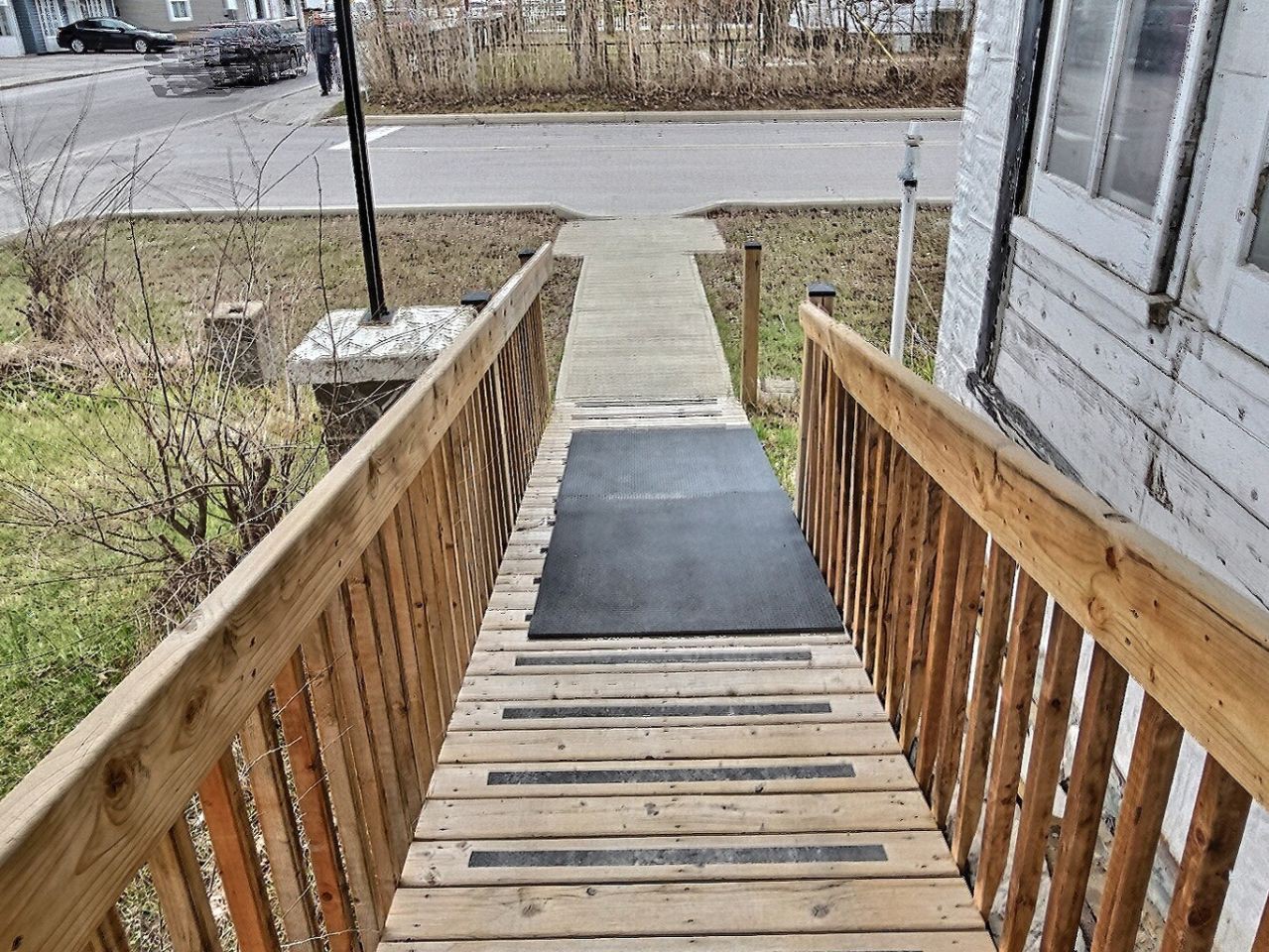 Access ramp for wheelchair users