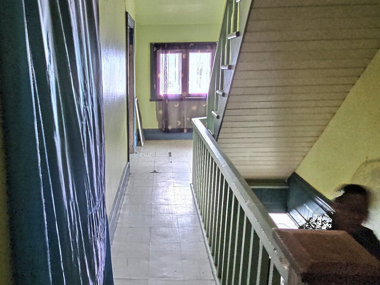 Corridor 2e étage et escaliers vers RDC et vers 3e