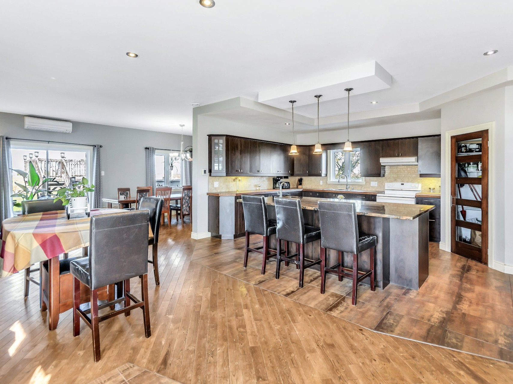 Overview kitchen - dining area