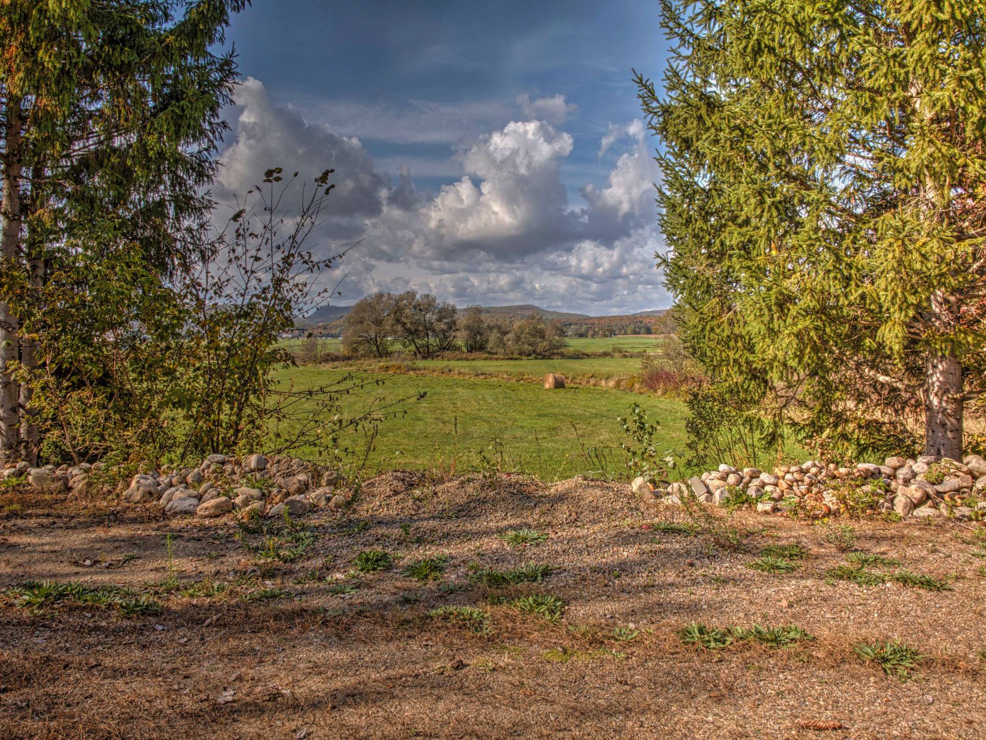 Vue sur la montagne et la terre agricole voisine