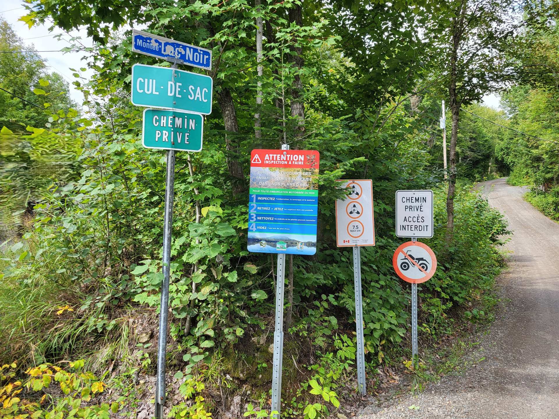 Jonction des rue. Droit d'accès juste à droite