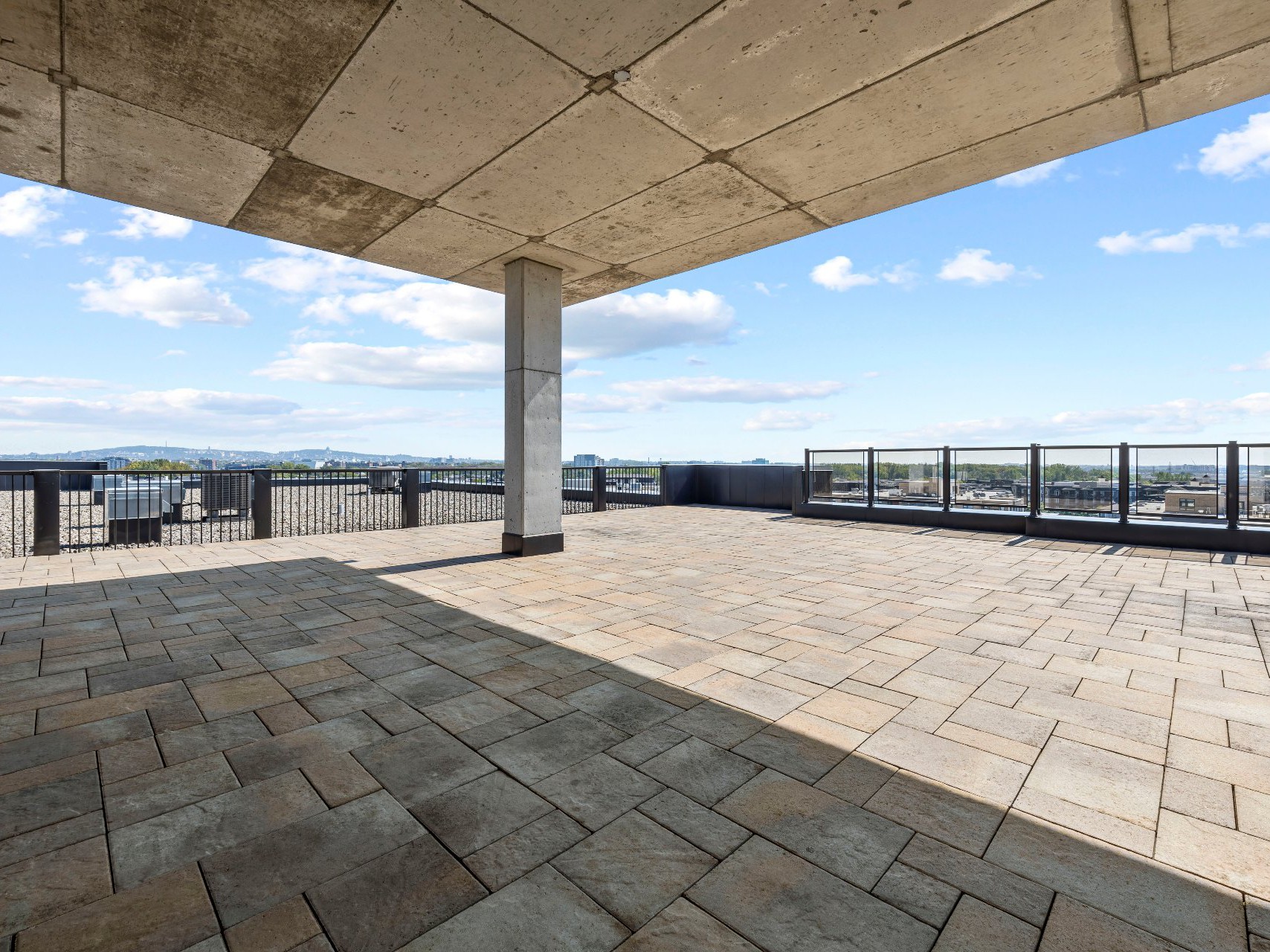 Shared rooftop terrace w/ full furniture in summer