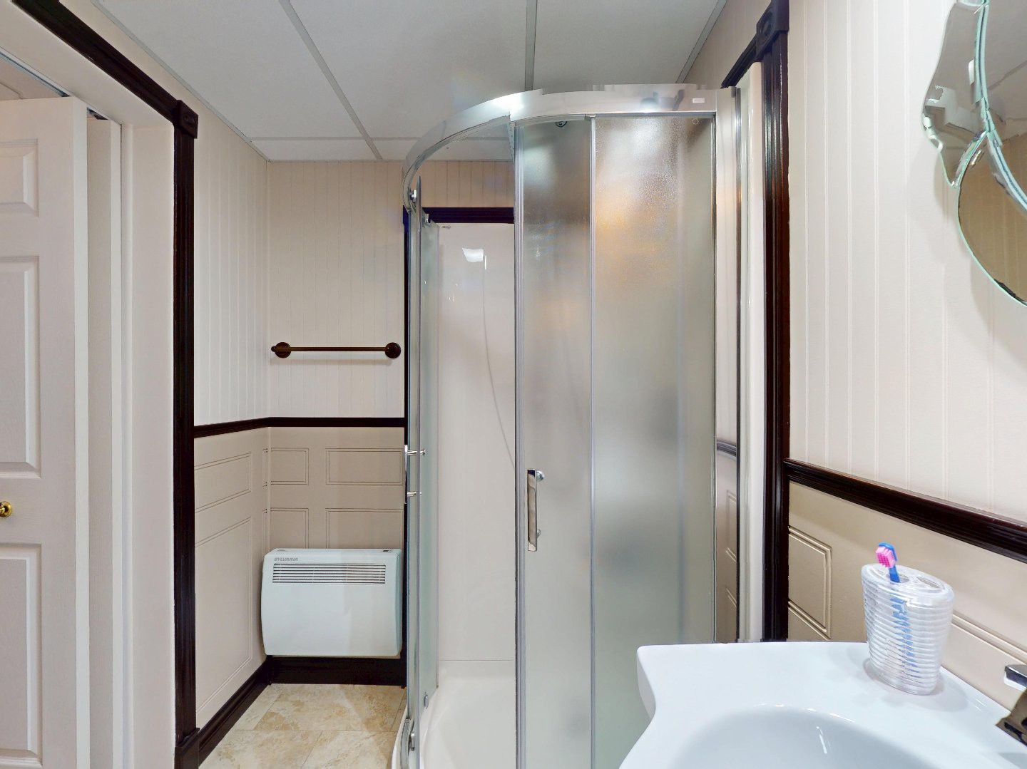 Salle de bains attenante à la CCP