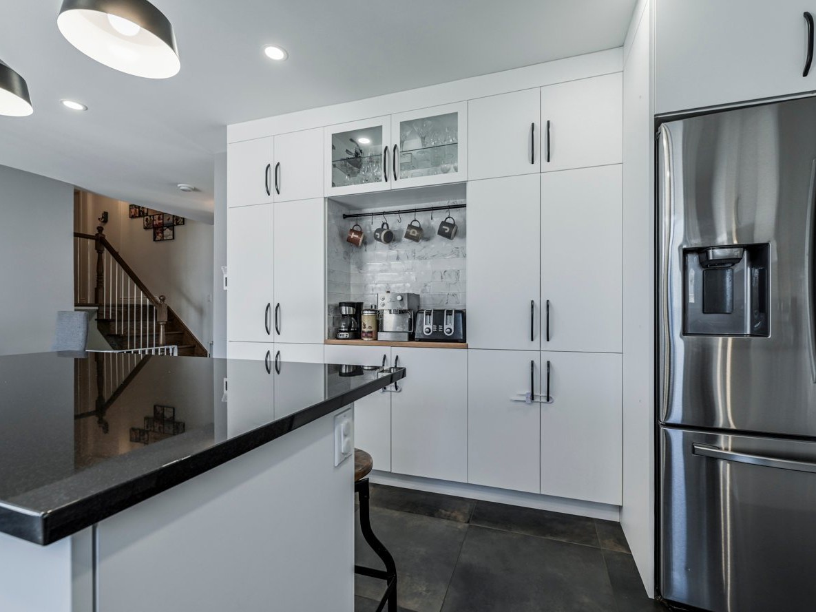 Mur de rangement complet avec coin bar ou café