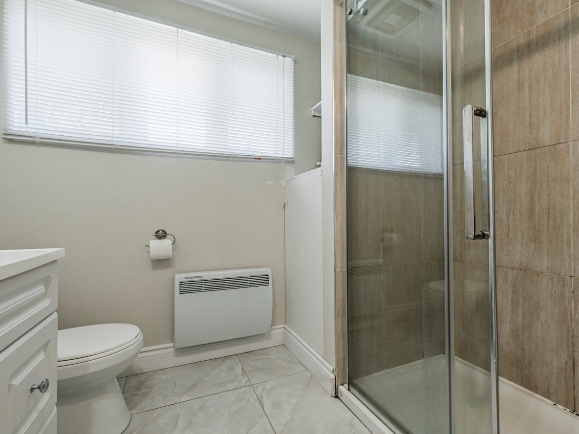 Douche vitrée en céramique