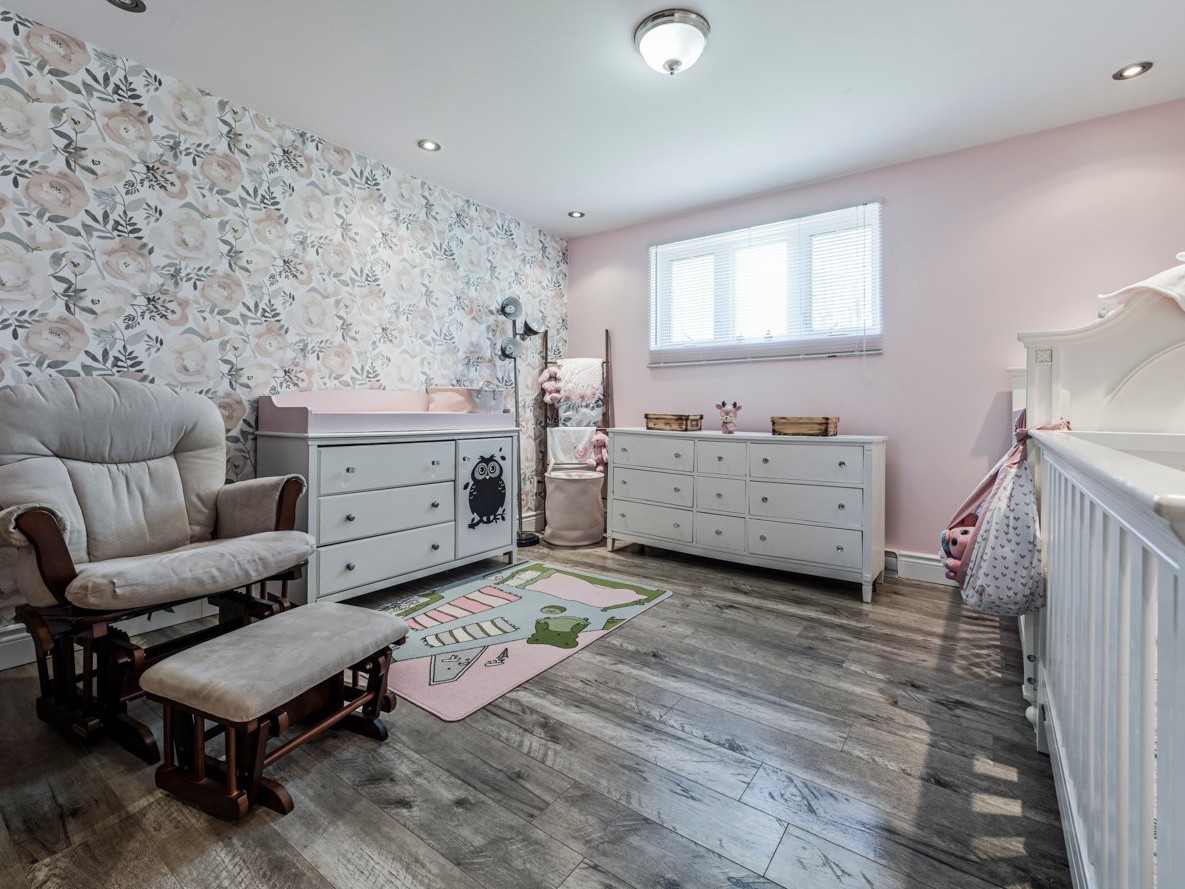 Grande chambre, ou pièce polyvalent (gym, bureau)