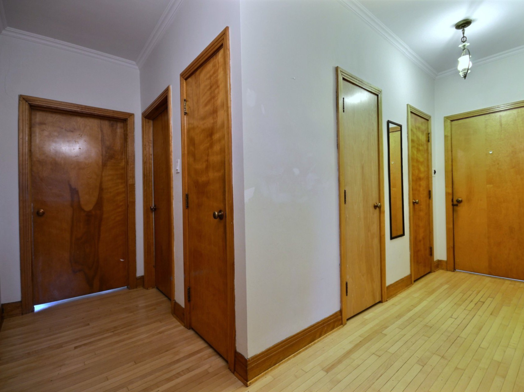 Hall d'entrée, corridor et espaces de rangement
