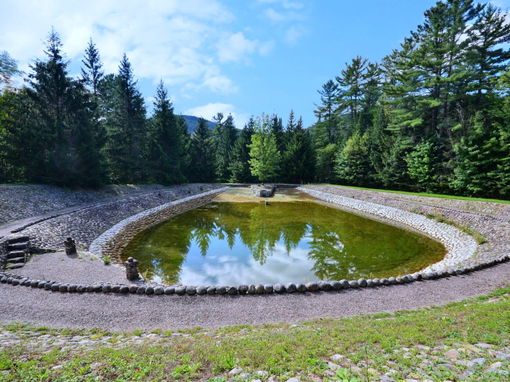 Lac avec fontaine d'eau