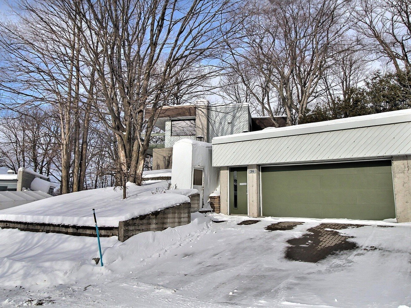 maison (arriere-plan) et garage double