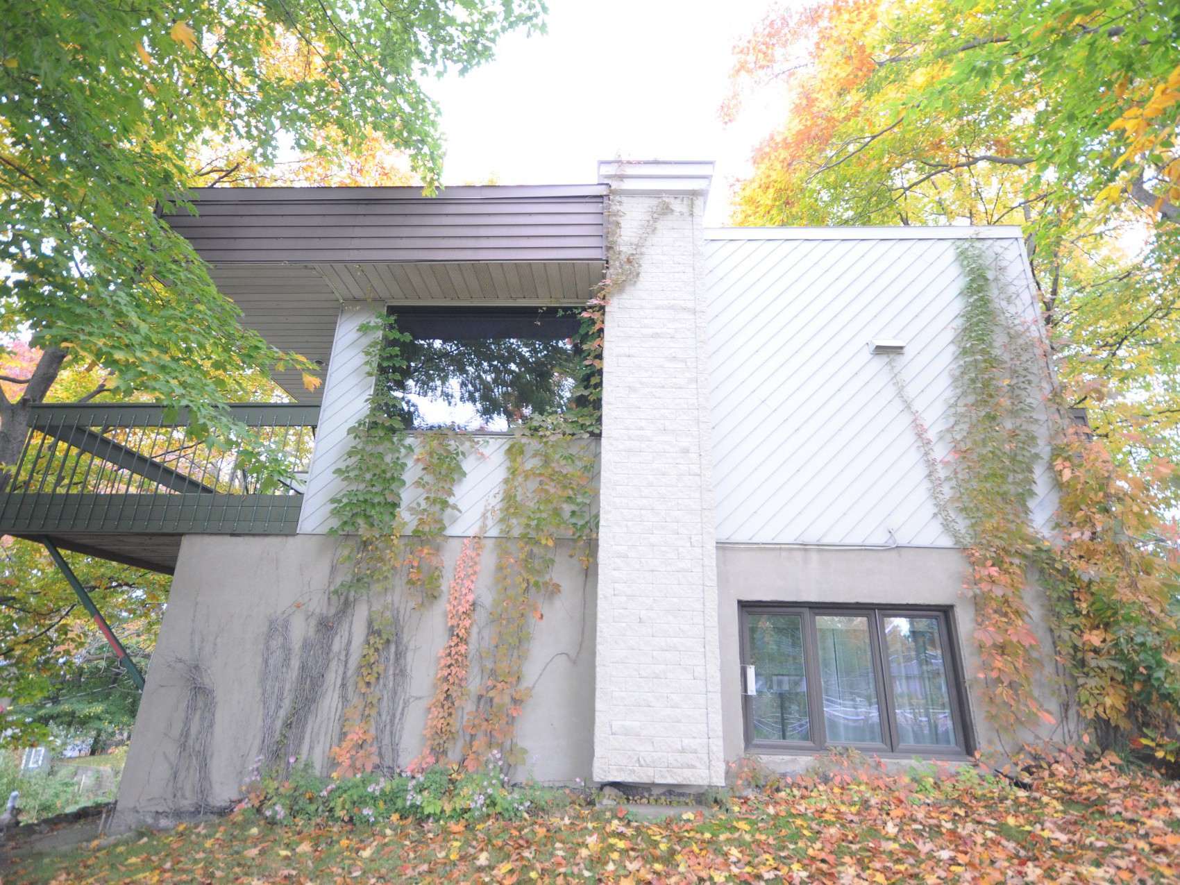 coté de la maison a l'automne